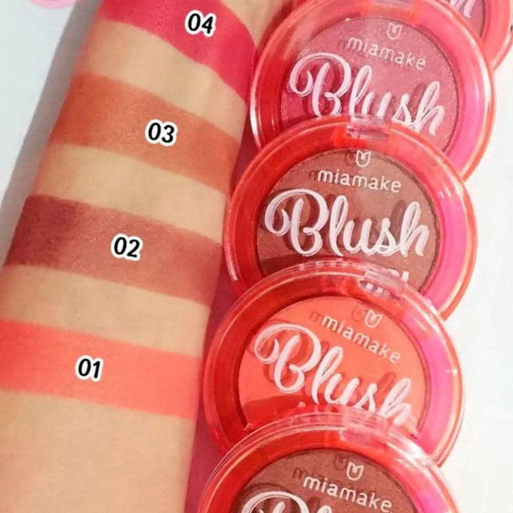 بودرة خدود وغلوس شفاه