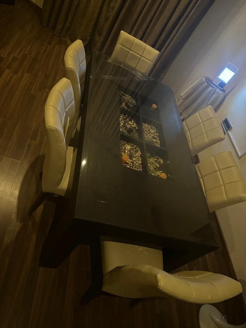 غرفة سفرة تقيلة